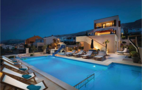 Seven-Bedroom Holiday Home in Pag